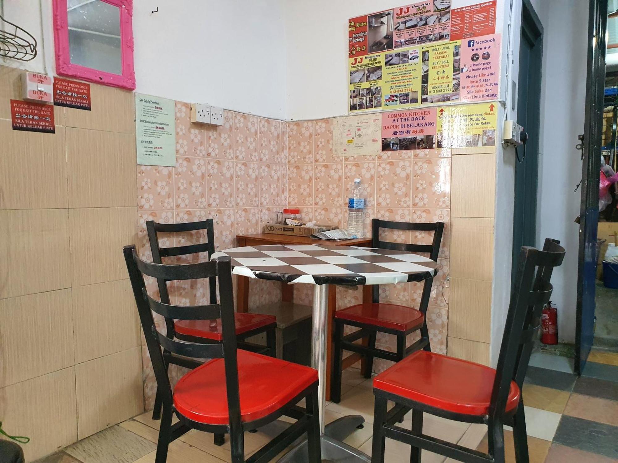 Oyo 90972 Jj Homestay Miri Kültér fotó